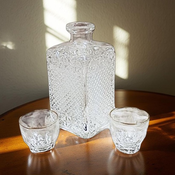 Decanter Glass Vintage waffle decanter with 2 small glasses with gold rim - Picture 1 of 12
